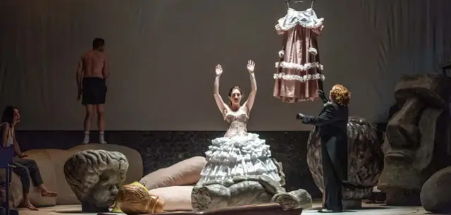 W co się ubrać do teatru, aby wyglądać elegancko i czuć się komfortowo