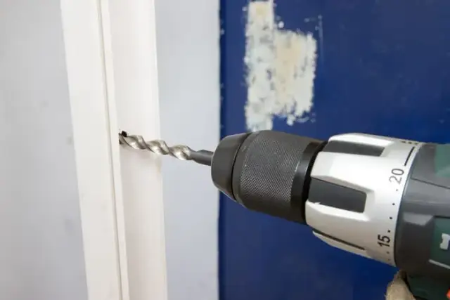 Jakie wiertło do plastiku wybrać, aby uniknąć uszkodzeń materiału