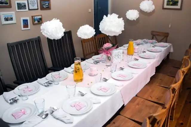 Jak udekorować stół na chrzciny w domu, by zaskoczyć gości elegancją