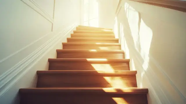 Białe podstopnie do schodów drewnianych: elegancja i funkcjonalność w aranżacji