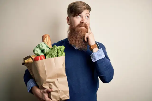 Ekonomia jedzenia: dlaczego wyrzucamy 30% żywności, a mimo to ciągle brakuje nam pieniędzy