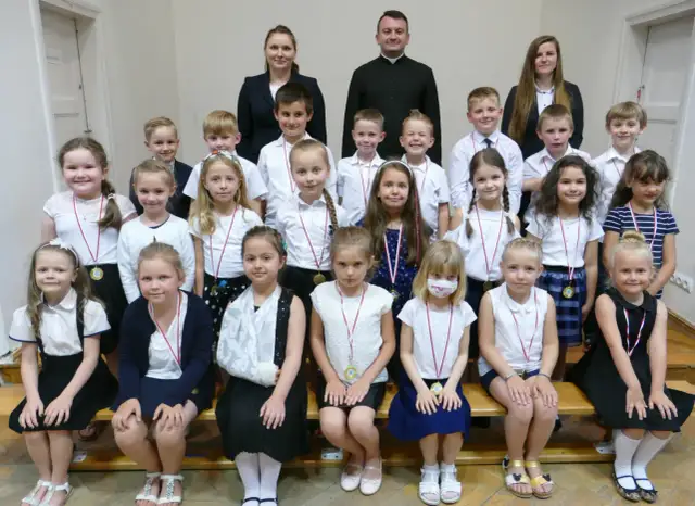 Jak ubrać dziecko na zakończenie przedszkola: kompletny poradnik 2025