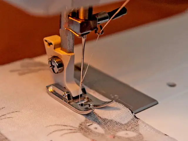 Kto wynalazł maszynę do szycia? Poznaj kluczowych wynalazców