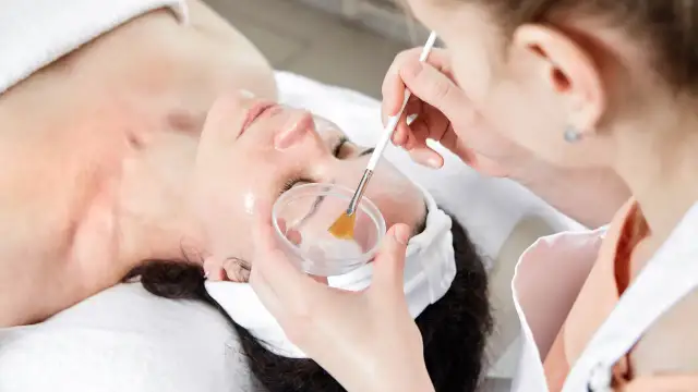 Kwas fitowy dla jakiej cery? Odkryj, jak działa na Twoją skórę