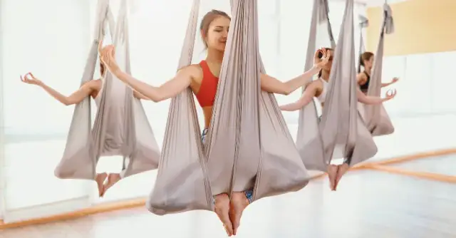 Aerial joga co to: poznaj korzyści i tajniki tej wyjątkowej praktyki