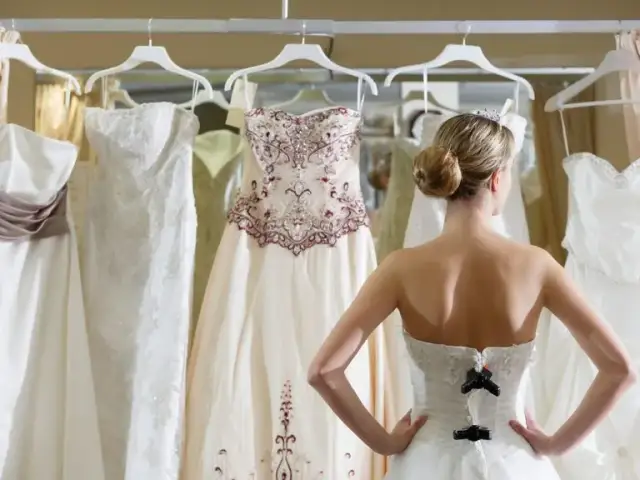 Kolor sukni ślubnej znaczenie: odkryj, co naprawdę symbolizuje