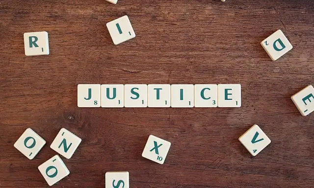 Ile zarabia prawnik w USA? Zaskakujące różnice w wynagrodzeniach