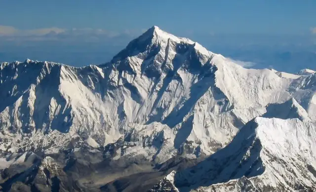 W jakim kraju jest Mount Everest? Zaskakujące fakty o tej górze