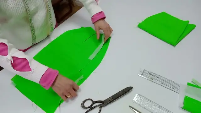 Jak zrobić rozcięcie w spódnicy bez błędów – prosty poradnik krok po kroku