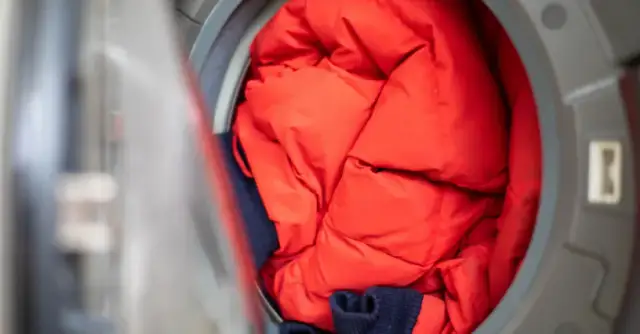 W jakiej temperaturze prać kurtkę puchową, aby jej nie zniszczyć?