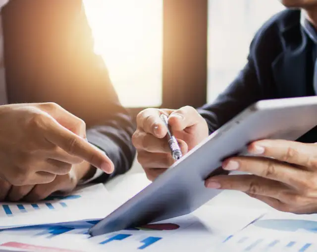 Ile zarabia doradca inwestycyjny? Przekonaj się, czy warto inwestować w tę karierę