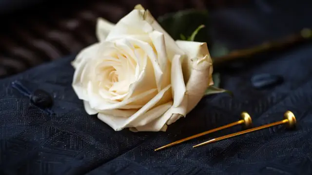 Jak złożyć butonierke perfekcyjnie? Oto 3 proste kroki do elegancji