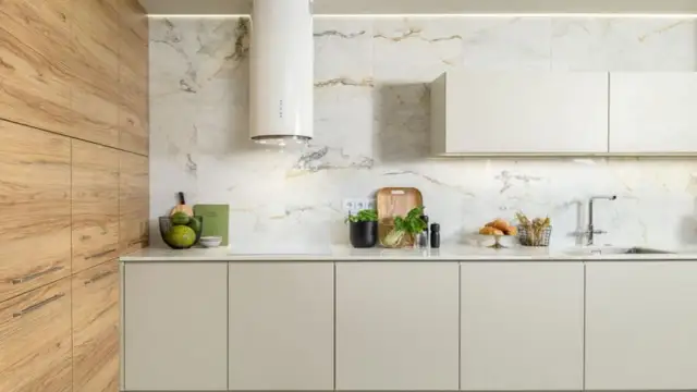 Jaki kolor okapu do białych mebli? Odkryj idealne połączenia kolorystyczne