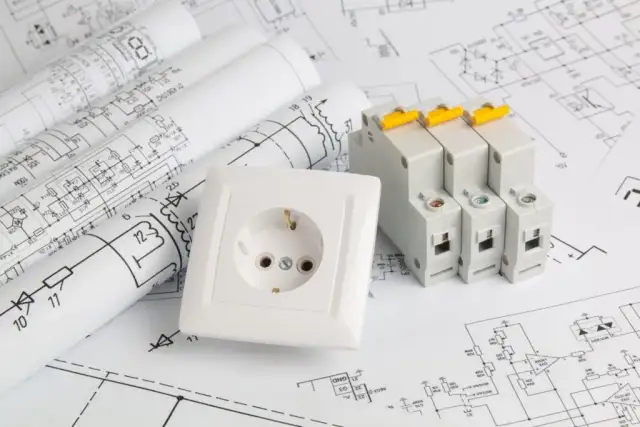 Ile bierze elektryk za punkt? Sprawdź, jak uniknąć wysokich kosztów