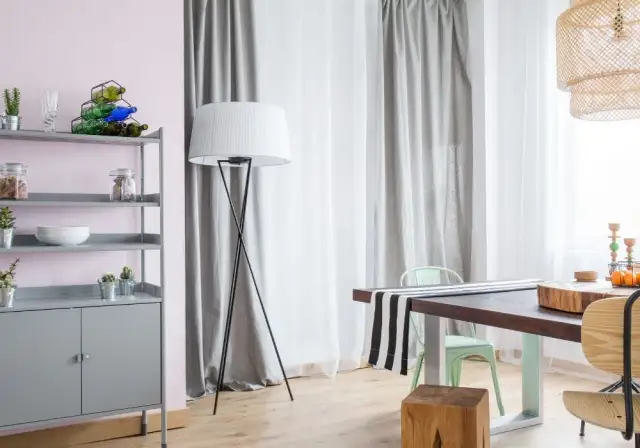 Jak dobrać zasłony do salonu, aby stworzyć harmonijną przestrzeń?