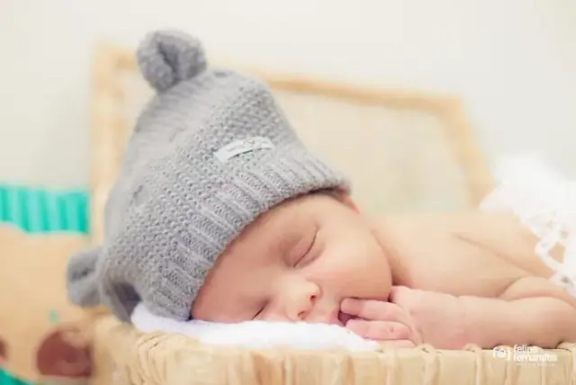 Jak nauczyć niemowlaka do czapki i uniknąć oporu malucha?