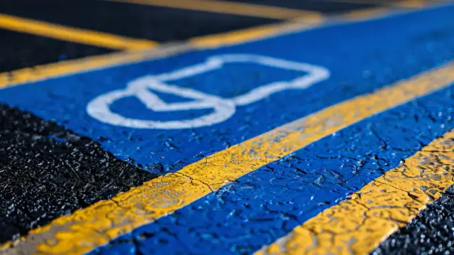 Wymiary miejsca parkingowego dla niepełnosprawnych: Przepisy i normy prawne