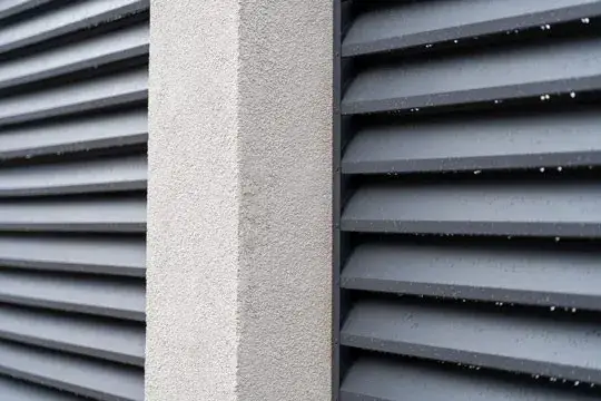 Ogrodzenie żaluzjowe jak zrobić: Prosty sposób na prywatność w ogrodzie