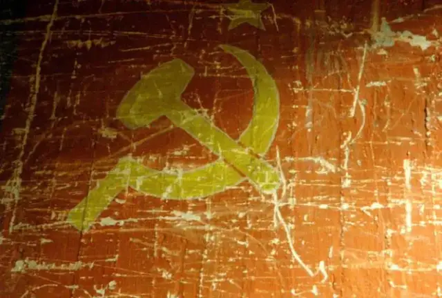 Co oznaczają symbole na fladze ZSRR? Odkryj ich ukryte znaczenie