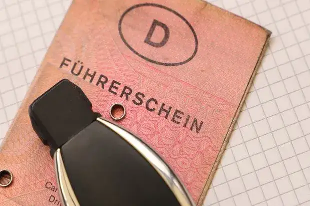 Jakie roczniki muszą wymienić prawo jazdy? Konsekwencje braku wymiany!