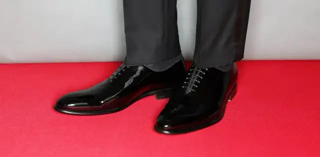 Jakie buty do czarnego smokingu? Unikaj najczęstszych błędów w stylu
