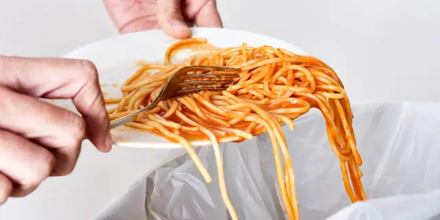 Czy wyrzucanie jedzenia to grzech? Zrozum moralne konsekwencje marnotrawstwa