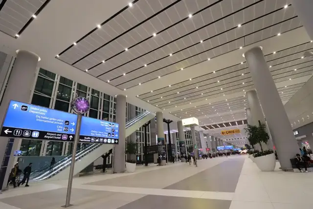 Jak wygląda przesiadka na lotnisku i co musisz wiedzieć przed podróżą