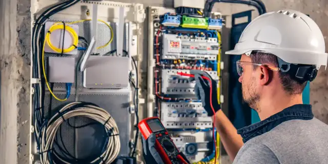 Jak rozpoznać przepalony bezpiecznik topikowy i uniknąć problemów z prądem