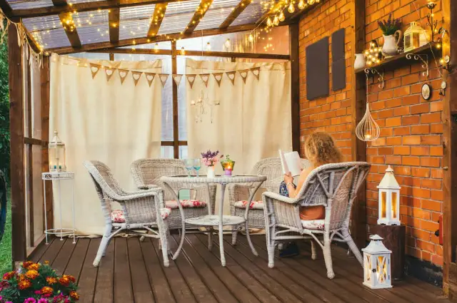 Jak powiesić zasłony na tarasie - proste metody i materiały odporne na warunki atmosferyczne