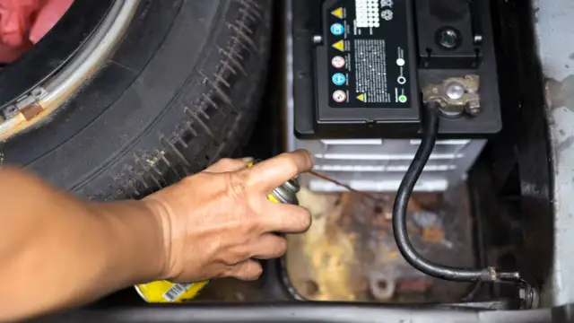 Czym smarować styki elektryczne w samochodzie, aby uniknąć awarii?