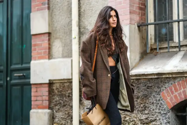 Marynarka w kratę damska – jak stylowo ją nosić i unikać błędów