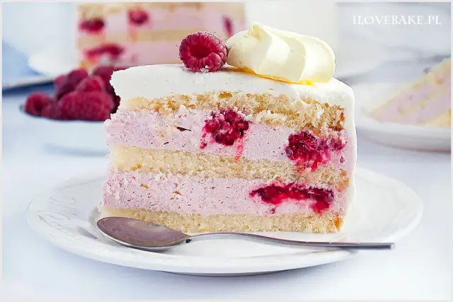 Jak zrobić tort malinowy – prosty przepis na pyszny deser bez błędów