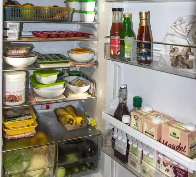 Ile dni sałatka może stać w lodówce? Sprawdź, jak uniknąć zepsucia!