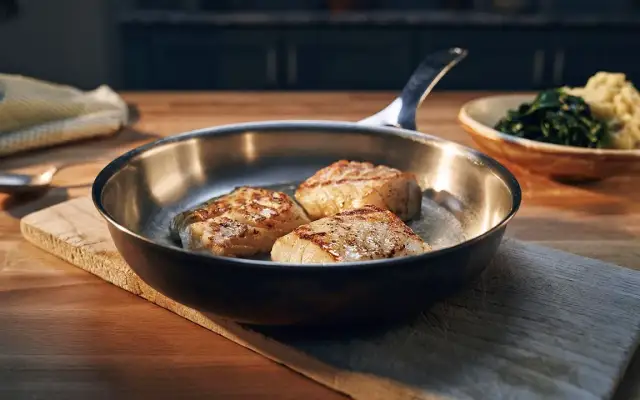 Jak przyprawić dorsza do smażenia na patelni, by zaskoczyć smakiem