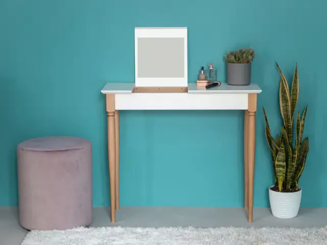 Jakie krzesło do toaletki wybrać, aby uniknąć niewygody i chaosu?