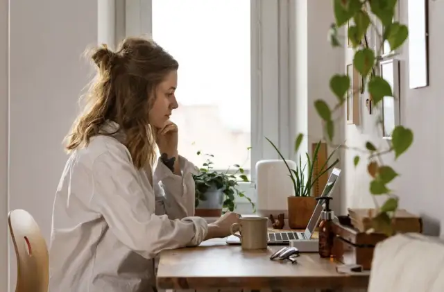 Jak zrównoważyć pracę zdalną i życie prywatne: praktyczne porady dla Polaków?