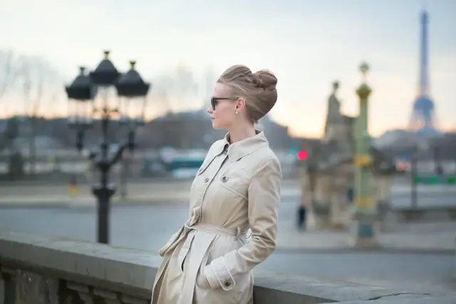 Trencz damski – co to znaczy i dlaczego warto go mieć w szafie?