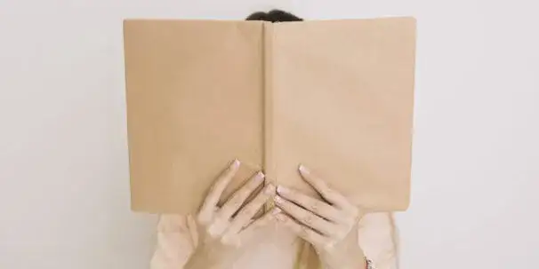 Jak znaleźć książkę nie znając tytułu i autora – sprawdzone metody