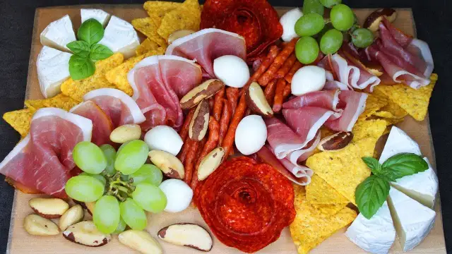 Deska przekąsek jak zrobić - proste sposoby na zachwycającą prezentację