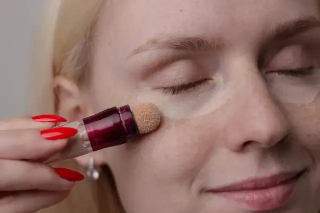 Najlepsze korektory pod oczy po 50, które ukryją oznaki starzenia