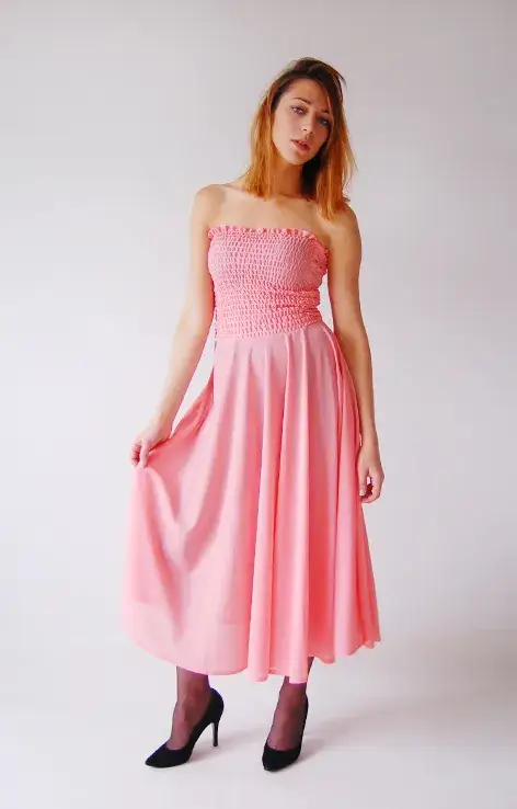 Sukienki retro lata 80 – modne inspiracje i stylowe zakupy