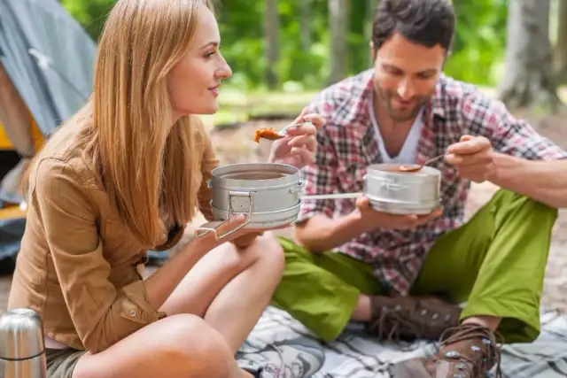Co zabrać do jedzenia pod namiot, aby uniknąć problemów z posiłkami?