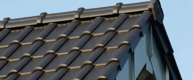 Jak układać dachówkę Roben, aby zapewnić trwałość i szczelność dachu