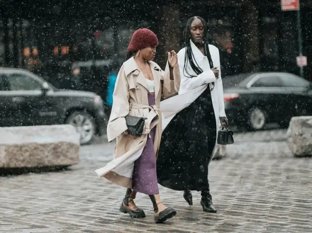 Jakie okrycie do sukni wieczorowej? Wybierz idealne rozwiązanie na każdą okazję