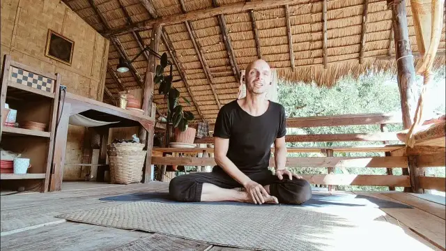 Praca z czakrami: skuteczne techniki harmonizacji i oczyszczania energii dla początkujących