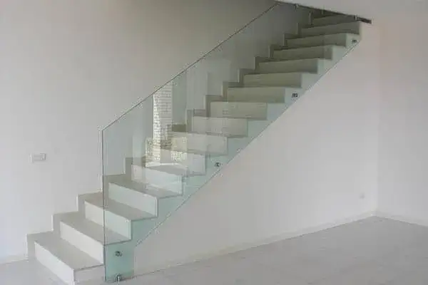 Jakie szkło na balustrady zewnętrzne? Wybierz bezpieczne i trwałe rozwiązanie