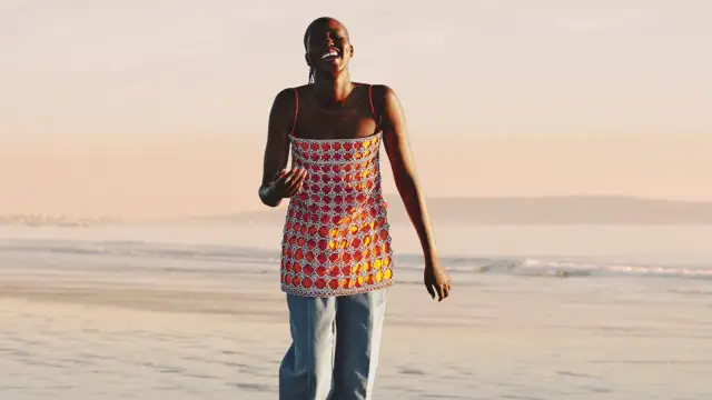 Vestidos con pantalón: Inspírate en la tendencia que no debes perderte