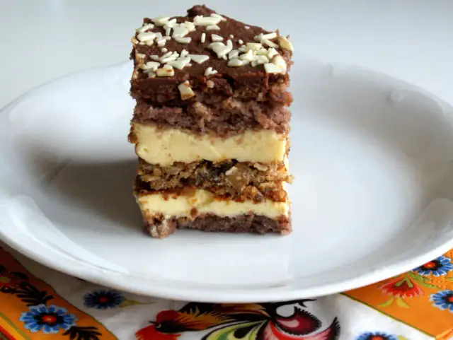 Pyszne ciasto orzechowo czekoladowe przepis, które zaskoczy każdego