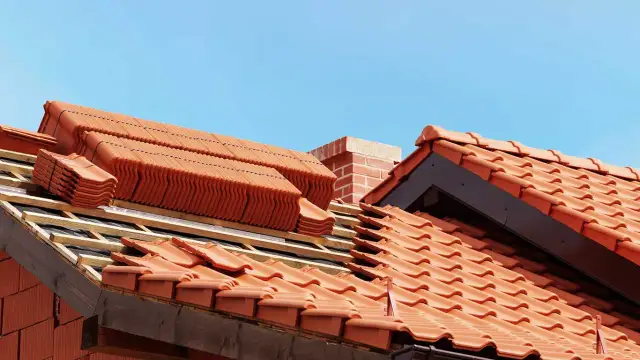 Ile kosztuje metr kwadratowy dachówki ceramicznej? Ceny i porady 2025