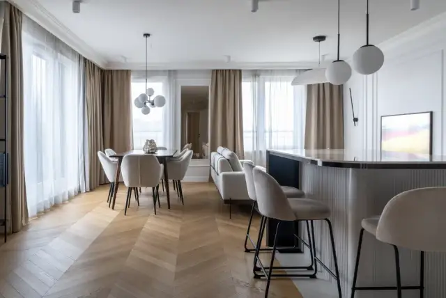 Układanie desek w jodełkę – klasyka, która wraca do łask